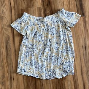 Old navy top! Medium. MAKE ME AN OFFER! Make a bundle!!